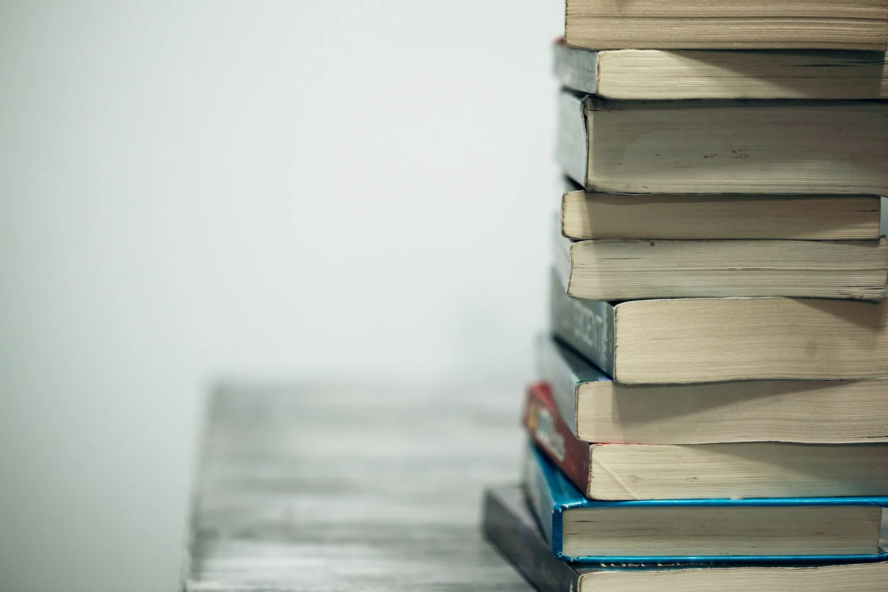 Teanc de broșate literare pe masă de lemn, lectură de după Mândrie și prejudecată